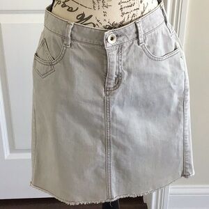 DKNY vintage distressed gray denim skirt with embroidered pockets & raw hem Sz 8